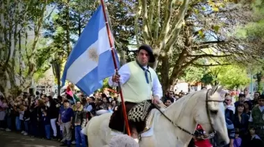 Abrazo simbólico y desfile en City Bell por el Día de la Tradición