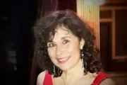 Viviana Danón de Villa Elisa festeja sus 50 años con el piano y la música