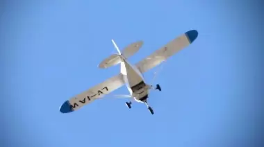 Polémica en City Bell por ruidosa avioneta con publicidad de una histórica inmobiliaria