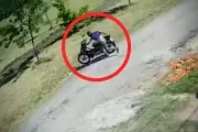 Video: En City Bell robaron una moto en 20 segundos y a plena luz del día