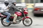 Locura total en Villa Elisa: Chocó a motochorros para evitar un robo y lo persiguieron a tiros
