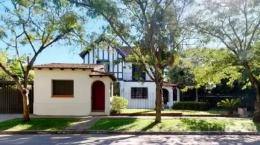 Casi 100 años de historia en City Bell: ¿Cuál es la casa del millón de dólares que está en venta?
