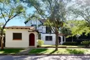 Casi 100 años de historia en City Bell: ¿Cuál es la casa del millón de dólares que está en venta?