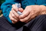 Abuelos en la mira: Brutal robo a una jubilada de 96 años en Villa Elisa