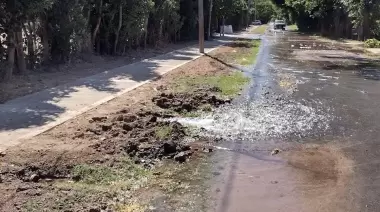 😡 Video: Terrible pérdida de agua enfurece a vecinos de City Bell contra ABSA