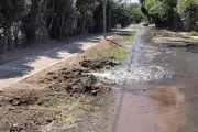 😡 Video: Terrible pérdida de agua enfurece a vecinos de City Bell contra ABSA