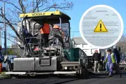 😡 Escándalo en City Bell: Una calle figura asfaltada 3 veces pero sigue de tierra