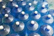 ¿Qué pasa con el agua en Gonnet? ABSA entrega pocos bidones y no da respuestas