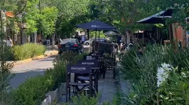 Lo que pedían los vecinos: Bares y restaurantes de City Bell tendrán que retirar los decks de las calles