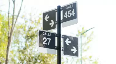 Para que no se pierda el delivery: Nuevos carteles nomencladores de calles en City Bell