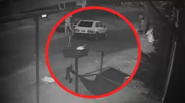 Video: Quisieron robar un auto en City Bell, no arrancó y lo saquearon