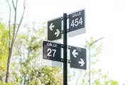 Para que no se pierda el delivery: Nuevos carteles nomencladores de calles en City Bell