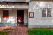 🚨 Alarma y preocupación en City Bell por okupas en una Biblioteca Popular