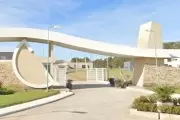 ❌ Un barrio cerrado de City Bell sigue usurpando ilegalmente el espacio público