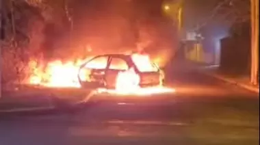 🔥 Video: Robo, persecución, vuelco y llamas en la Zona Norte de La Plata