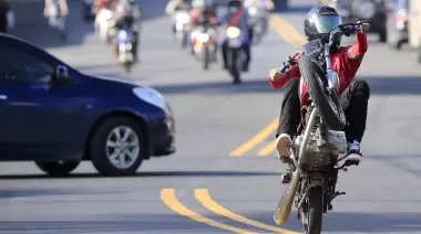 💥 Motos, picadas, cortes y explosiones: Un infierno sin solución en Villa Elisa