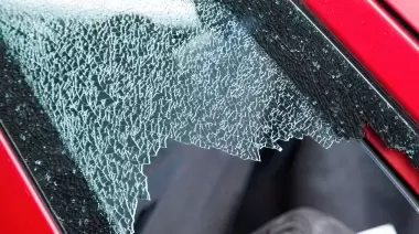 🚨 Video: Nueva modalidad en City Bell para robar cosas dentro de los autos