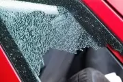 🚨 Video: Nueva modalidad en City Bell para robar cosas dentro de los autos
