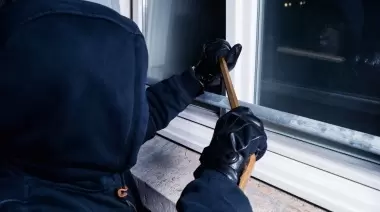 🚔 Madrugada terrorífica en Villa Elisa: 3 delincuentes armados asaltaron a un matrimonio