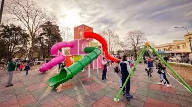 😡 Polémica en City Bell: ¿Adultos usan juegos para personas con discapacidad en la plaza Belgrano?