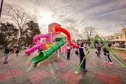 😡 Polémica en City Bell: ¿Adultos usan juegos para personas con discapacidad en la plaza Belgrano?
