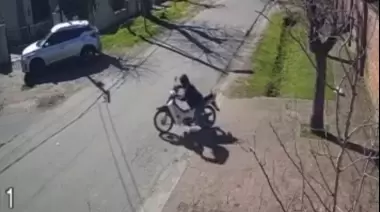 馃帵 C谩mara de seguridad: As铆 roban motos en Gonnet a plena luz del d铆a