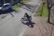 🎦 Cámara de seguridad: Así roban motos en Gonnet a plena luz del día