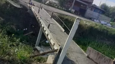 🤝 La unión hizo la fuerza en El Rincón: Vecinos montaron un puente peatonal
