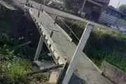 🤝 La unión hizo la fuerza en El Rincón: Vecinos montaron un puente peatonal