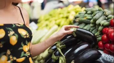 🍆 Feria Verde con precios populares en Villa Elisa: 2 kilos de berenjena por $1000