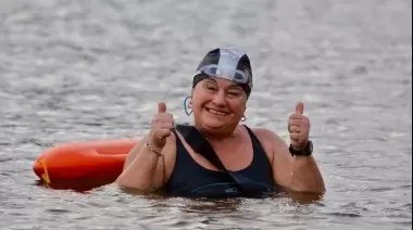 🏊♀️ De Gonnet a Estonia: Multicampeona nadadora de 71 años sueña con viajar al Mundial de Aguas Frías