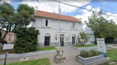 🔴 Escándalo: Denuncian a policías de City Bell por hacer trabajos particulares durante su horario laboral