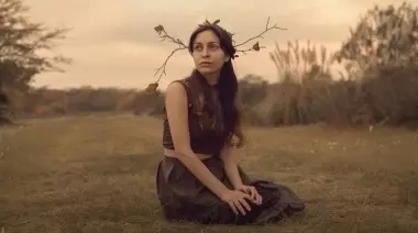 🎶 Nuevos sonidos: Elisa Marenis irrumpe con su estilo místico, oscuro y experimental desde Villa Elisa