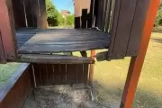 😱 Plaza histórica de City Bell pide auxilio por juegos destruidos y niños en peligro