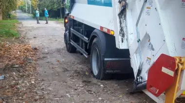 😡 Polémica en City Bell por un camión de basura encajado