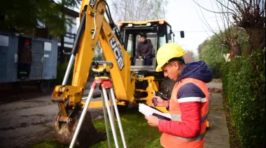 🚧 Instalan nuevas cañerías en Gonnet para evitar anegamientos en una esquina clave