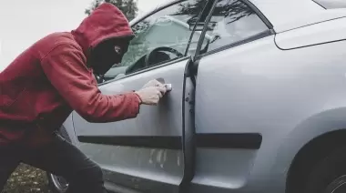 No dejes cosas en el auto: En City Bell te roban hasta los mandados