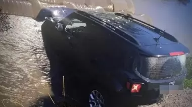 🎦 Video impactante: Vecino de City Bell cayó a un arroyo durante la Tormenta de Santa Rosa