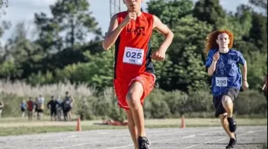 🏅 Sábado en Villa Elisa: Carrera solidaria en la pista atlética del Parque Ecológico