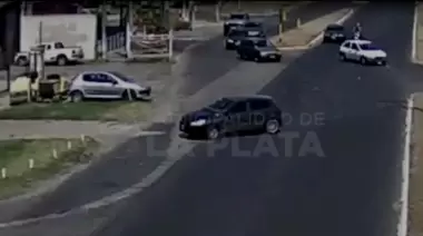 Video: Cruzó un semáforo en rojo en Villa Elisa y terminó contra un poste