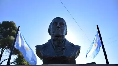 Le ponen nombre y un busto a una plazoleta histórica en Gonnet