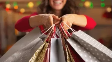 🎅 Papa Noel, bandas en vivo y promociones: Villa Elisa tendrá su Noche de las Vidrieras
