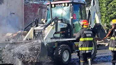 📸 Fotos y video: Más detalles del voraz incendio en Gonnet sobre el Camino Belgrano