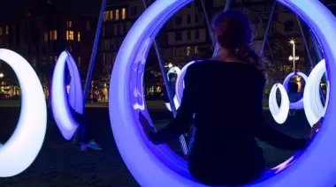Plaza de la Energía en Gonnet: Efectos lumínicos, paneles y hamacas LED
