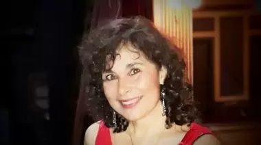 Viviana Danón de Villa Elisa festeja sus 50 años con el piano y la música