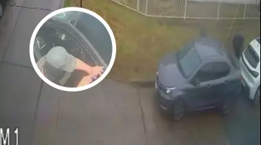 🚨 Video: En Villa Castells te roban las ruedas y el techo del auto a plena luz del día