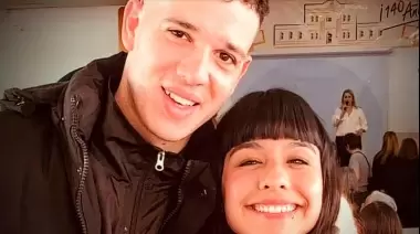 ❤️ Amor de colegio en City Bell: La historia de la foto que emocionó a todos