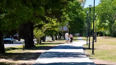 Villa Castells avanza en la construcción de senderos en sus parques lineales