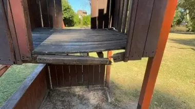 😱 Plaza histórica de City Bell pide auxilio por juegos destruidos y niños en peligro