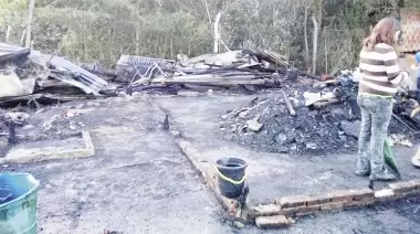 Otra vez el fuego se llevó todas las pertenencias de una familia en City Bell